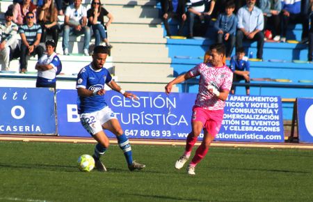 Caballero presiona a Omar Perdomo con el Badajoz en la temporada 19-20 y con el que marcó en el estadio Bahía Sur. 