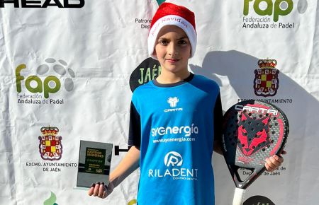 Ismael García con el trofeo y regalos por su título andaluz benjamín. 