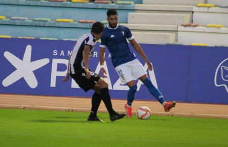 Manu Moreno intenta regatear a un jugador del Castellón. 