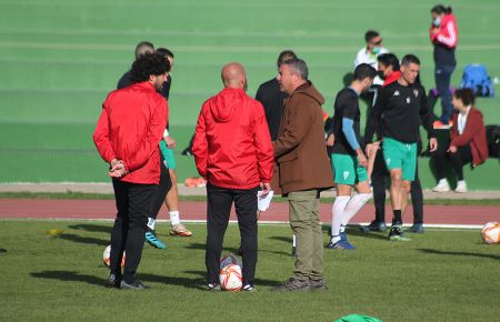 David Vizcaíno charla con Nacho Castro y Narcís Barrera durante el entrenamiento de este miércoles en la Junta de Deportes. 