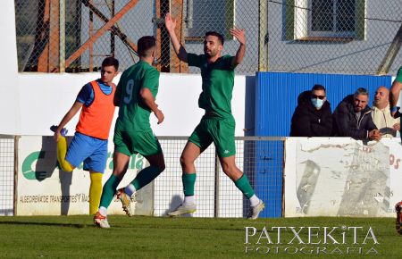 Álvaro Otero festeja su gol, que supuso el 0-1 del filial y Melero, autor del 0-2, se dirige a felicitar al centrocampista. 