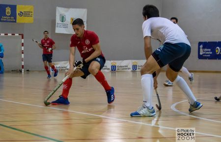 Juan Muñoz, a la izquierda, en un partido de hockey sala con el Sanse-Complutense. 