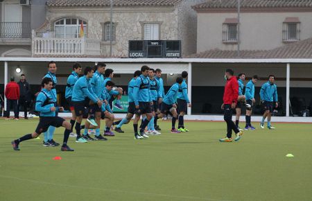 La selección española en el calentamiento en el campo Pablo Negre.