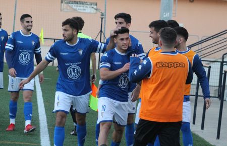 Dani Freire es felicitado tras marcar el 1-0 del SFCD 'B' al Algaida. 