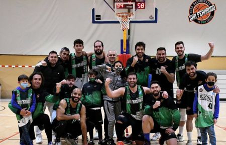 El CB San Fernando celebra el abultado triunfo ante el colista Xerez CD.