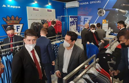 Un grupo de alumnos del Master en la tienda oficial del San Fernando CD en Bahía Sur y donde compraron indumentaria azulina.