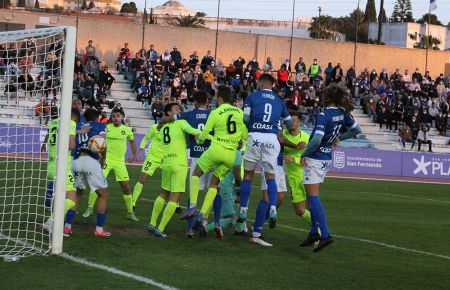 Este cabezazo de Ferrón lo sacó con el brazo Eudald bajo palos. Fue un penalti clamoroso y no pitado en el minuto 83. 