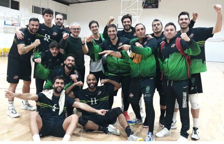 Los jugadores y técnicos del CB San Fernando celebran el triunfo en Coria del Río.