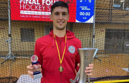Juan Muñoz, con los trofeos al mejor jugador y de campeón de España. 