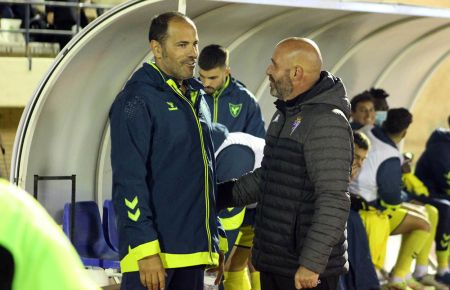 Salva Ballesta charla con Nacho Castro antes del inicio de partido San Fernando CD-UCAM de la primera vuelta en el estadio Bahía Sur.
