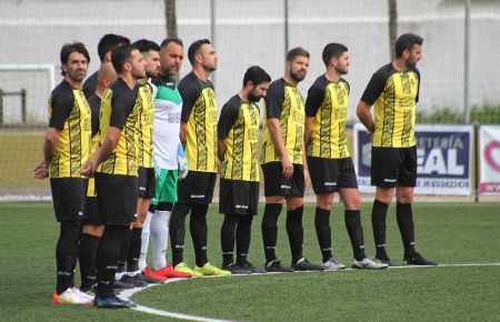 Los jugadores del GE Baz´án guardaron un respetuoso minuto de silencio por el fallecimiento de la abuela de su compañero José Carlos. 
