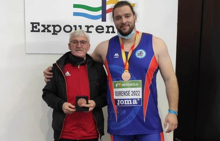 Antonio Santana posa con la medalla y con su entrenador Bartolo Cantillo. 