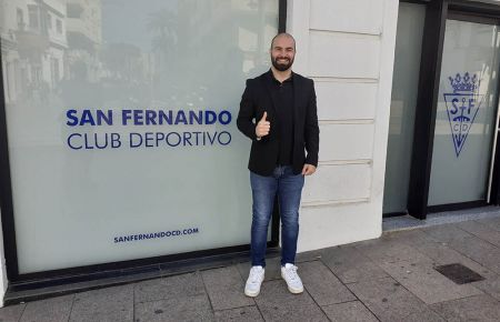 El presidente Louis Kinziger posa sonriente delante de la sede del San Fernando Club Deportivo en la calle Real.