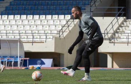José Perales golpea el balón en un entrenamiento en el estadio. 