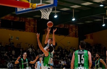 El alapívot del Cimbis Carlos Goicoechea, que estuvo soberbio con 21 puntos y cinco triples, lanza ante Diego Gallardo. 