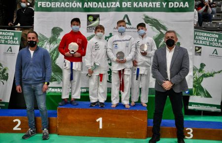 Javier Lupiani, de rojo, en el podio de la categoría kumite infantil.