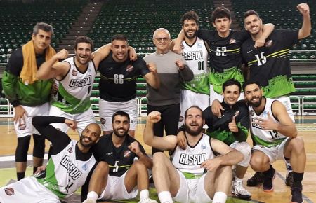 El CB San Fernando celebra el triunfo conseguido en Cáceres. 