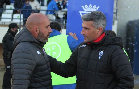 Nacho Castro charla con Vicente Parras, técnico del Alcoyano, minutos antes del inicio del partido de este sábado en el estadio Bahía Sur. 