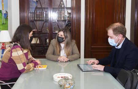Patricia Cavada, Irene García y Conrado Rodríguez, durante la reunión en Diputación.