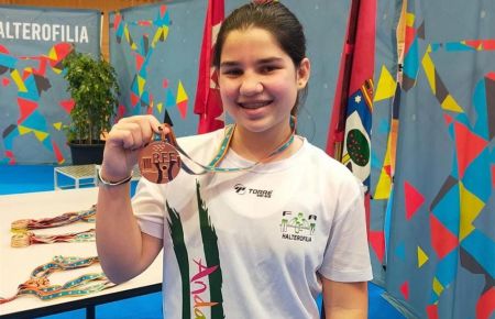 M´ónica Esparragosa luce orgullosa la medalla de bronce.