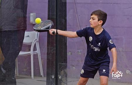 Ismael García golpea de derecha durante el torneo en Jaén.