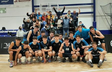 Los jugadores del Cimbis posaron con sus familiares al final del último partido. 