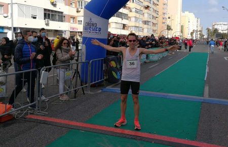 El atleta de San Fernando, Luis Figueroa García-Cubillana muestra su júbilo al llegar a la meta en Cádiz. 