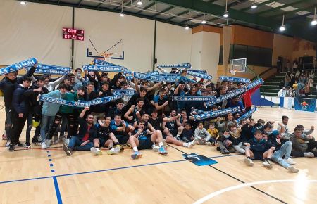 El Cimbis posó tras el partido con los 'Ultras Simbi' .