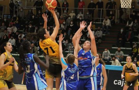 María Sánchez, que anotó 24 puntos en sólo 17 minutos, lanza a canasta ante la mirada de cuatro jugadoras del Roquetas. 