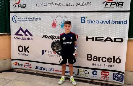 Ismael García posa con el trofeo de campeón en Palma de Mallorca. 