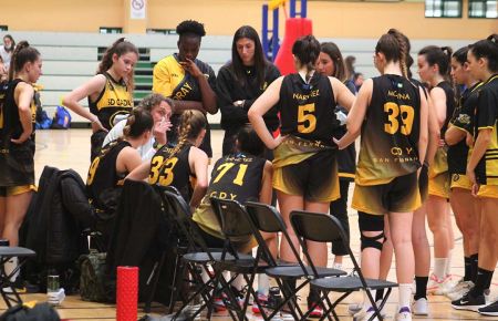 Jesús Bey, técnico de la SD Candray, da instrucciones a sus jugadoras en un tiempo muerto.