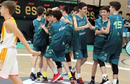 La selección andaluza masculina celebra el pase a la final. 