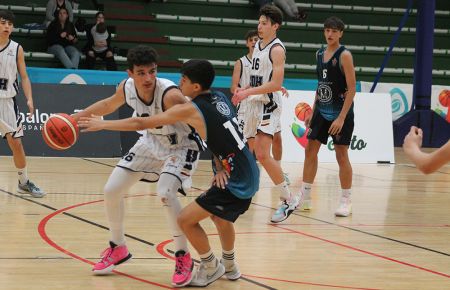 Javi Ortega, del Cimbis, presiona al onubense Palacios, que logró 26 puntos y fue pieza clave en el triunfo del Ciudad de Huelva. 