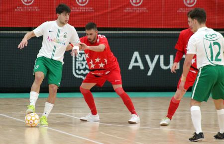Pablo Cendán, del Real Betis, marcó tres de los goles de la selección de Andalucía sub19 a Madrid en el pabellón de Bahía Sur.