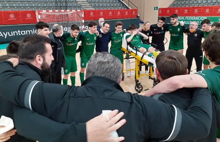 Andalucía sub19 celebra con el lesionado Javier Romero y el presidente de la FAF Pablo Lozano el pase a la final. 