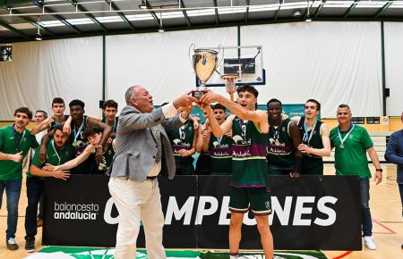 El concejal de Deportes del Ayuntamiento de San Fernando, Antonio Rojas, entregó la copa de campeón de Andalucía al capitán del Unicaja de Málaga, Hugo Vázquez. 