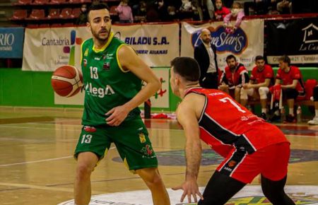 Alo Marín sube el balón en un partido con el Grupo Alega Cantabria de Torrelavega.