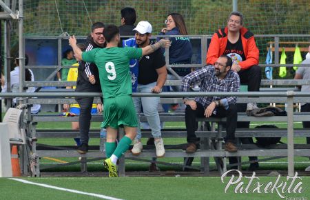 Miguel De Alba celebra el gol que adelantó al SFCD 'B' en El Rosal.