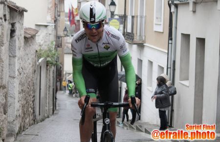 Fernando Rodríguez, en plena subida por las calles de la localidad segoviana.