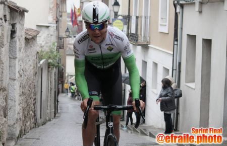 Fernando Rodríguez, en plena subida por las calles de la localidad segoviana. 