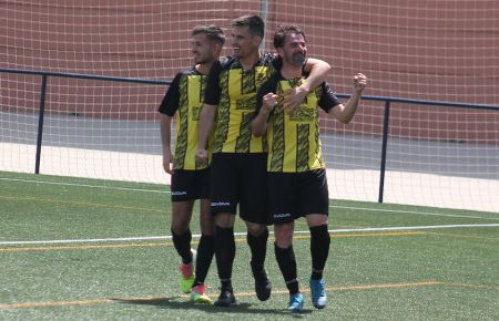 Javi Muñoz celebra su segundo gol con Sergio Ramírez y José Carlos. 