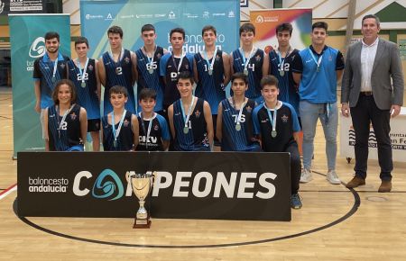 El Cimbis infantil posó junto al trofeo de campeón y el delegado provincial Adolfo Magrañal.