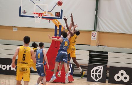 El Valencia Basket ganó al Cajasiete Canarias en la apertura del Campeonato en El Parque. 