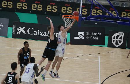 Hugo González, del Real Madrid, anota ante el Joventut. 