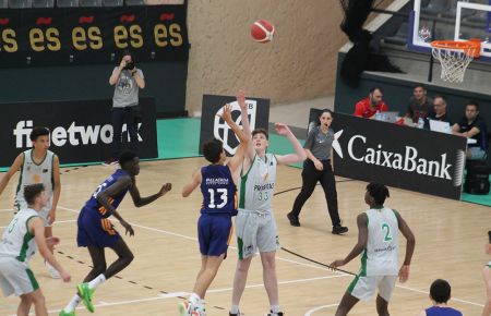 Enrique Pascual (dorsal 13) fue clave en el despegue del Real Madrid ante el Joventut en el último cuarto.  