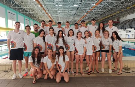 El grupo completo de los nadadores isleños participantes en la Conferencia. 