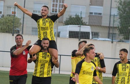 Lagóstena sacó a hombros a Dani Herrera tras marcar su gol 31. 