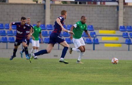 Biabiany, que marcó el gol azulino, se marcha de Julen Monreal. 