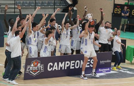 El Real Madrid celebra el nuevo título logrado en San Fernando.