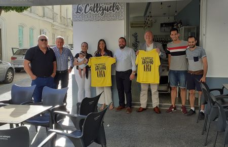 La entrega de la camiseta del ascenso a la alcaldesa isleña se realizó en el bar La Callejuela, patrocinador principal del GE Bazán.
